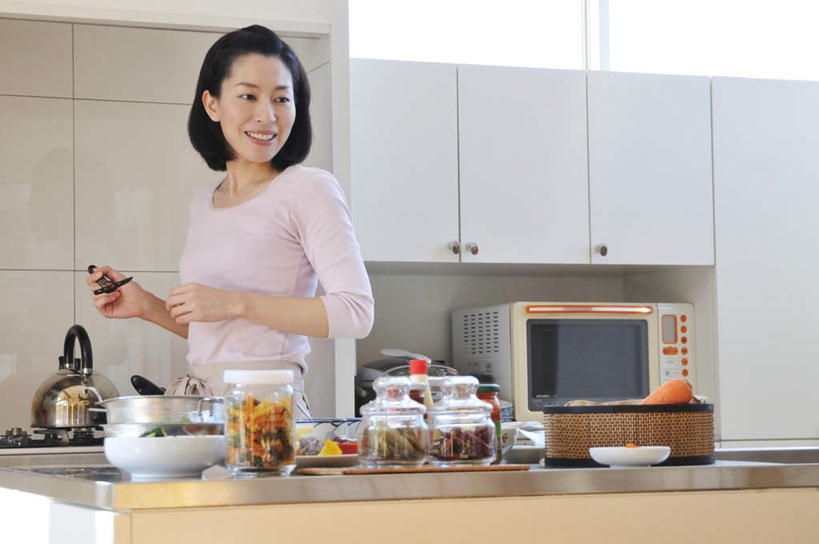 东方人,一个人,站,笑,微笑,露齿笑,横图,室内,白天,正面,厨房,柜子,亚洲,仅一个年轻女性,仅一个女性,仅一个人,握,电器,罐子,平底锅,墙,调味品,拿,调味料,锅铲,拿着,黄种人,锅,墙壁,墙面,玻璃制品,水壶,玻璃瓶,瓶子,容器,橱柜,站着,握着,微波炉,液化气,年轻女性,女人,女性,亚洲人,站立,半身,彩图,灶间,料理台