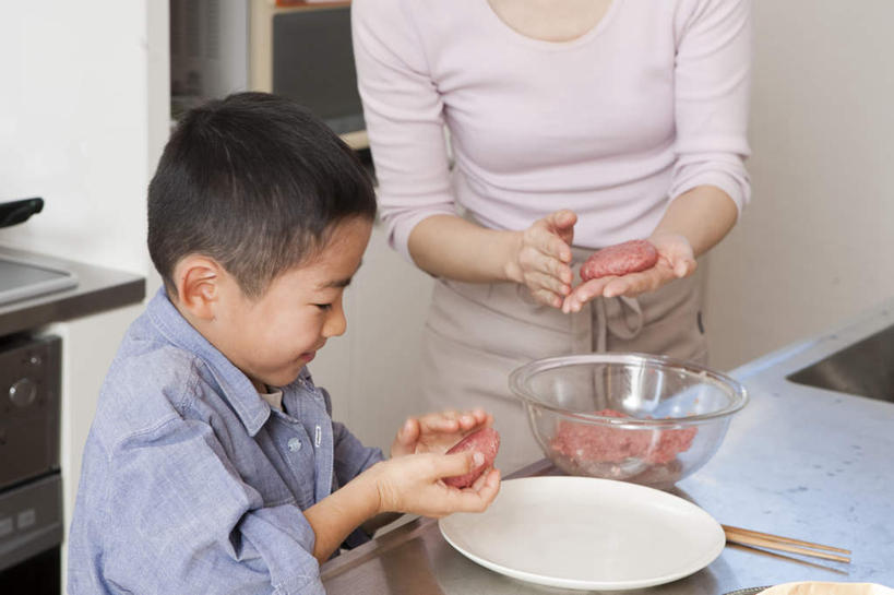 东方人,儿童,两个人,母亲,儿子,站,坐,笑,微笑,露齿笑,横图,室内,白天,正面,纯洁,厨房,筷子,餐具,亚洲,握,制作,碟子,盘,肉,拿,拿着,黄种人,肉糜,肉类,玻璃制品,小孩,盘子,容器,碟,站着,母子,可爱,母爱,童年,童趣,握着,肉食,童真,烂漫,无邪,天真,男孩,男人,男性,年轻女性,女人,女性,亚洲人,孩子,坐着,半身,彩图,灶间,男生,料理台