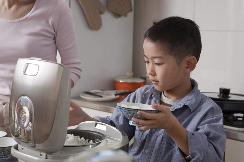 米饭,东方人,儿童,两个人,母亲,儿子,站,捧,横图,室内,白天,正面,纯洁,厨房,厨具,亚洲,握,电器,墙,陶瓷制品,饭,拿,拿着,黄种人,锅,墙壁,墙面,小孩,碗,站着,母子,可爱,母爱,童年,童趣,握着,电饭煲,炊具,童真,烂漫,无邪,液化气,天真,男孩,男人,男性,年轻女性,女人,女性,亚洲人,孩子,烹调用具,端,端着,捧着,手捧,半身,彩图,灶间,男生,料理台