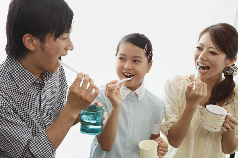 东方人,儿童,三个人,家庭,站,举,笑,微笑,露齿笑,横图,室内,白天,白色背景,正面,纯洁,杯子,亚洲,握,牙刷,拿,拿着,休闲装,黄种人,刷牙,排列,小孩,水杯,托,站着,张嘴,休闲,温暖,温馨,一家人,休闲服,可爱,童年,童趣,握着,摄影,影棚,漱口杯,和睦,队列,张大嘴巴,童真,烂漫,无邪,天真,男人,男性,年轻男性,年轻女性,女孩,女人,女性,亚洲人,孩子,茶杯,张开嘴,举起,举手,举着,向上举,向上伸,向上托,半身,彩图,影棚拍摄,拍摄,融洽,女生