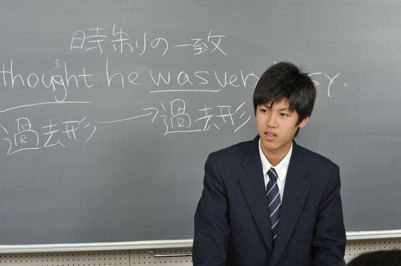 东方人,儿童,一个人,学生,学校,站,横图,室内,白天,正面,制服,纯洁,亚洲,仅一个男性,仅一个人,英文,领带,黄种人,校园,小孩,黑板,站着,仅一个小孩,教室,校服,汉字,可爱,童年,童趣,英文字母,繁体,中文,童真,烂漫,无邪,天真,男孩,男人,男性,亚洲人,孩子,站立,半身,彩图,男生