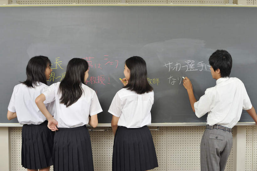 东方人,儿童,四个人,学生,学校,站,笑,微笑,露齿笑,横图,室内,白天,裙子,制服,纯洁,亚洲,一排,整齐,领结,文字,黄种人,校园,排列,小孩,背面,粉笔,黑板,站着,教室,校服,汉字,可爱,童年,童趣,百褶裙,队列,中文,童真,烂漫,无邪,天真,男孩,男人,男性,女孩,女人,女性,亚洲人,站立,半身,彩图,男生,女生