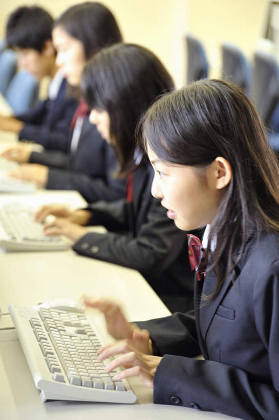 东方人,儿童,四个人,学生,学校,坐,竖图,室内,白天,侧面,制服,纯洁,电脑,显示器,鼠标,键盘,桌子,亚洲,一排,整齐,网络,黄种人,输入设备,通讯设备,书桌,校园,排列,小孩,课桌,教室,校服,台式电脑,可爱,童年,童趣,操作,机房,队列,通信设备,童真,输出设备,烂漫,无邪,天真,男孩,男人,男性,女孩,女人,女性,亚洲人,坐着,半身,彩图,男生,女生