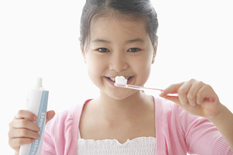 东方人,儿童,一个人,站,笑,微笑,露齿笑,横图,室内,白天,白色背景,正面,纯洁,亚洲,仅一个女性,仅一个人,握,牙膏,牙刷,挤,拿,拿着,休闲装,黄种人,刷牙,小孩,站着,仅一个小孩,休闲,休闲服,可爱,童年,童趣,握着,摄影,影棚,童真,烂漫,无邪,天真,女孩,女人,女性,亚洲人,孩子,半身,彩图,影棚拍摄,拍摄,女生