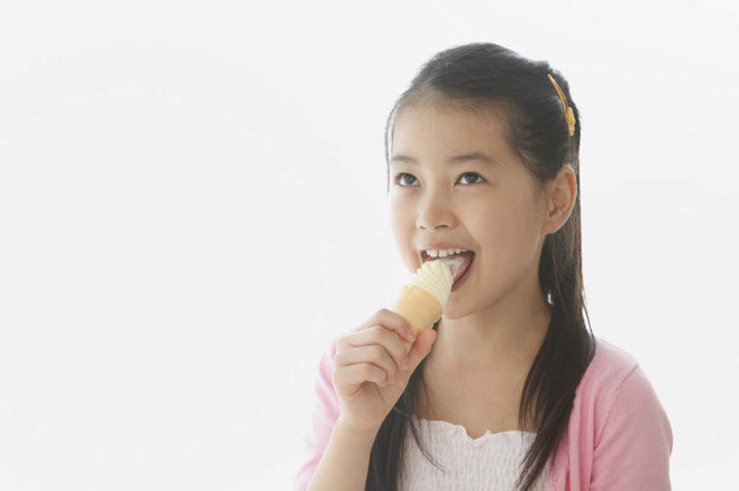东方人,儿童,头发,一个人,笑,吃,微笑,露齿笑,横图,室内,白天,正面,纯洁,亚洲,仅一个女性,仅一个人,冰激凌,黄种人,小孩,黑色,仅一个小孩,调皮,可爱,童年,童趣,舔,童真,烂漫,无邪,天真,女孩,女人,女性,亚洲人,孩子,长发,半身,彩图,女生