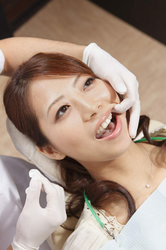 东方人,头发,两个人,医生,牙科医生,躺,竖图,俯视,室内,白天,亚洲,戴,检查,黄种人,黑色,张嘴,医护人员,医疗人员,戴着,看病,张大嘴巴,塑胶手套,卧着,男人,男性,年轻男性,年轻女性,女人,女性,亚洲人,长发,大夫,牙医,张开嘴,躺着,卧,半身,彩图,高角度拍摄