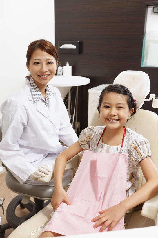 东方人,两个人,医生,病人,躺,笑,微笑,露齿笑,竖图,室内,白天,正面,亚洲,围兜,黄种人,粉色,医护人员,医疗人员,白大褂,实验服,年轻女性,女孩,女性,亚洲人,大夫,患者,就医者,躺着,半身,彩图