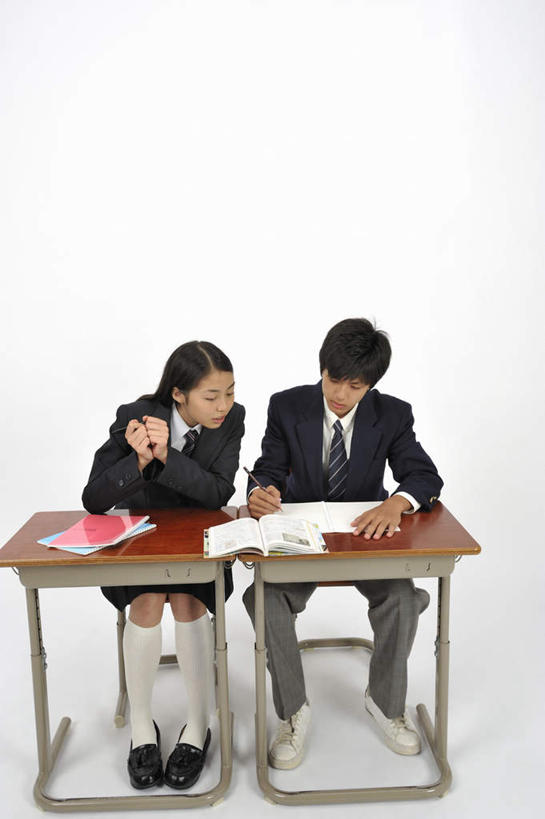 东方人,头发,两个人,学生,坐,说,竖图,室内,白天,白色背景,正面,制服,看书,书籍,亚洲,握,学习,笔,领带,拿,拿着,黄种人,侧身,黑色,探头,铅笔,校服,握着,摄影,影棚,张望,交流,男人,男性,年轻男性,年轻女性,女人,女性,亚洲人,长发,书,图书,沟通,讲话,交谈,说话,谈话,坐着,半身,彩图,影棚拍摄,拍摄,短发,男生,女生