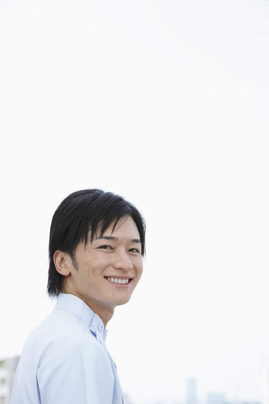 东方人,头发,一个人,医生,站,笑,微笑,露齿笑,竖图,室外,白天,侧面,工作服,制服,亚洲,仅一个男性,仅一个人,黄种人,仅一个年轻男性,蓝色,黑色,蓝天,天空,天,站着,医护人员,医疗人员,眯眼,回头看,工作制服,男人,男性,年轻男性,亚洲人,大夫,站立,半身,彩图,工作套服,短发