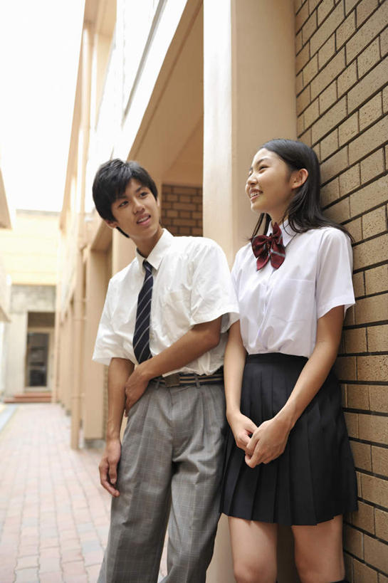 东方人,手,两个人,学生,学校,站,笑,交叉,微笑,露齿笑,竖图,室外,白天,正面,制服,亚洲,并排,墙,走廊,长裤,黄种人,侧身,校园,墙壁,墙面,靠着,站着,短袖,校服,短裙,男人,男性,年轻男性,年轻女性,女人,女性,亚洲人,站立,半身,彩图