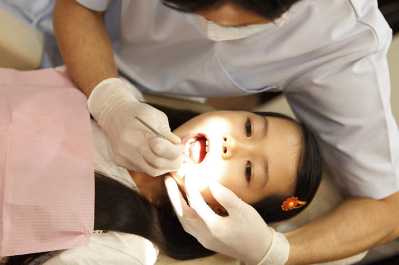 东方人,儿童,嘴,两个人,医生,病人,牙科医生,躺,横图,俯视,室内,白天,工作服,制服,亚洲,握,检查,工具,灯光,拿,拿着,黄种人,小孩,口罩,张嘴,医护人员,医疗人员,握着,戴着,张大嘴巴,塑胶手套,工作制服,男人,男性,年轻男性,年轻女性,女孩,女性,亚洲人,孩子,口,口腔,嘴巴,嘴唇,大夫,患者,就医者,牙医,张开嘴,躺着,半身,彩图,高角度拍摄,工作套服,女生