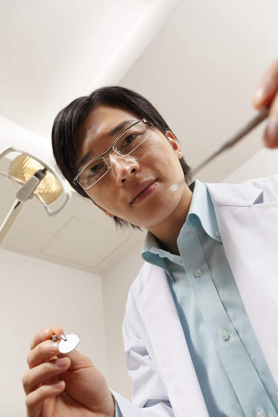 东方人,一个人,医生,牙科医生,竖图,室内,白天,仰视,工作服,制服,亚洲,仅一个男性,仅一个人,握,拿,拿着,黄种人,灯,仅一个年轻男性,医护人员,医疗人员,握着,牙科设备,工作制服,男人,男性,年轻男性,亚洲人,大夫,牙医,半身,彩图,低角度拍摄,工作套服