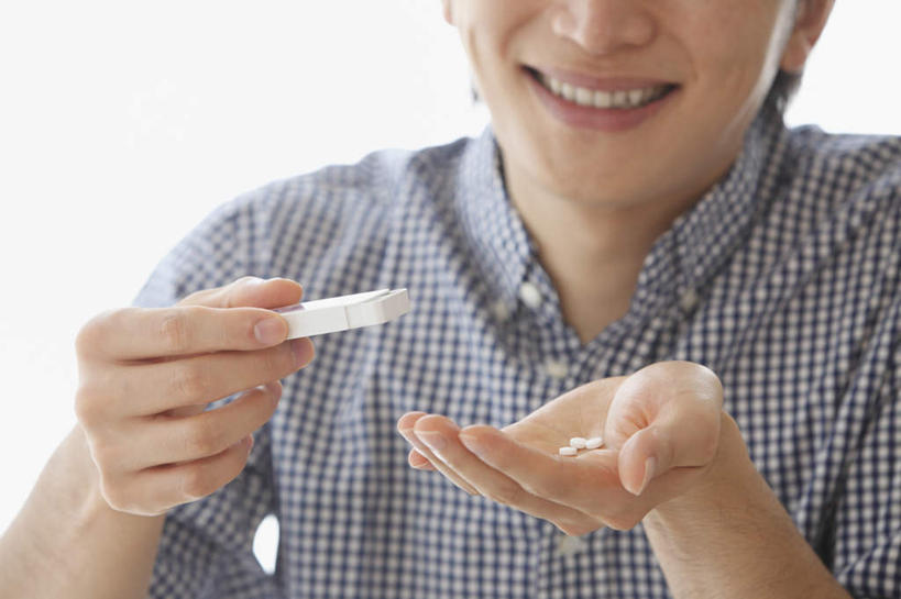 东方人,头发,一个人,捧,笑,微笑,露齿笑,横图,室内,白天,正面,亚洲,仅一个男性,仅一个人,药丸,拿,拿着,休闲装,黄种人,药盒,仅一个年轻男性,黑色,休闲,休闲服,男人,男性,年轻男性,亚洲人,端,端着,捧着,手捧,半身,彩图,短发