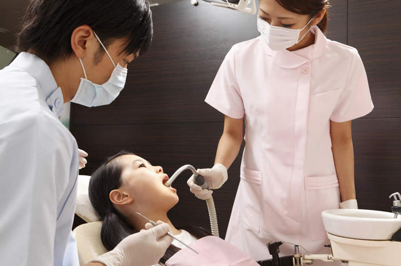 东方人,儿童,头发,三个人,医生,病人,护士,牙科医生,站,躺,横图,室内,白天,正面,仪器,亚洲,戴,握,阴影,检查,反射,工具,盆,影子,塑料,拿,拿着,黄种人,设备,小孩,黑色,口罩,站着,张嘴,医护人员,医疗人员,握着,戴着,白衣天使,张大嘴巴,塑胶手套,男人,男性,年轻男性,年轻女性,女孩,女人,女性,亚洲人,孩子,长发,大夫,患者,就医者,牙医,张开嘴,躺着,站立,半身,彩图,短发,女生