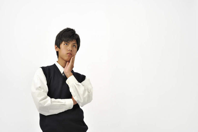 东方人,头发,一个人,学生,站,横图,室内,白天,正面,制服,亚洲,仅一个男性,仅一个人,撑,托腮,黄种人,仅一个年轻男性,黑色,看,托,站着,向上,发呆,校服,沉思,托下巴,男人,男性,年轻男性,亚洲人,抬头,仰头,站立,半身,彩图,短发
