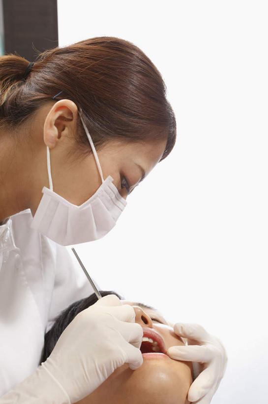 东方人,头发,两个人,医生,病人,牙科医生,躺,闭眼,竖图,室内,白天,正面,工作服,制服,亚洲,戴,握,检查,工具,拿,拿着,黄种人,黑色,口罩,张嘴,医护人员,医疗人员,握着,张大嘴巴,塑胶手套,工作制服,男人,男性,年轻男性,年轻女性,女人,女性,亚洲人,长发,大夫,患者,就医者,牙医,张开嘴,闭眼睛,闭着眼,闭着眼睛,躺着,半身,彩图,工作套服,短发