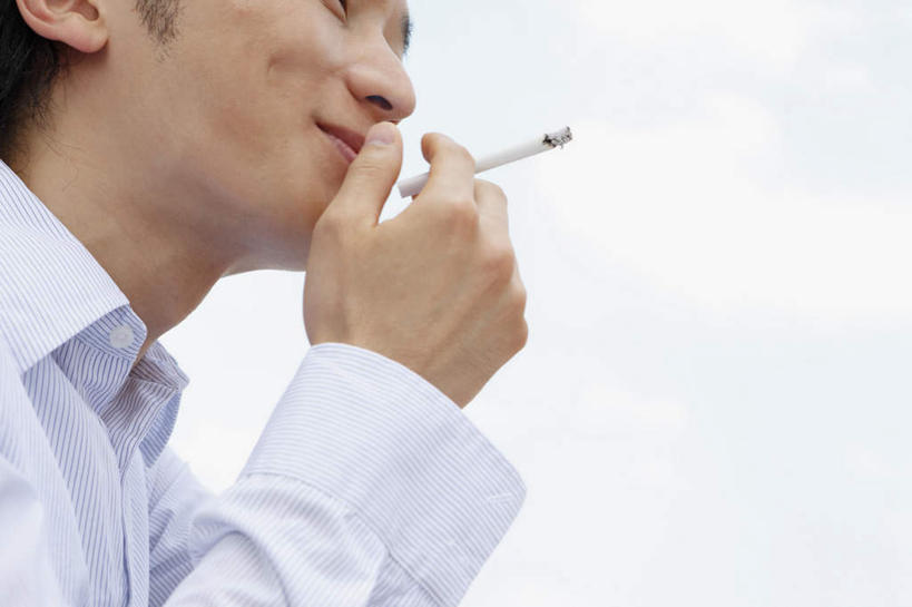 东方人,头发,一个人,闭眼,笑,吸烟,微笑,横图,室外,白天,仰视,衬衫,香烟,亚洲,仅一个男性,仅一个人,拿,拿着,黄种人,仅一个年轻男性,黑色,享受,烟,男人,男性,年轻男性,亚洲人,卷烟,烟草,纸烟,闭眼睛,闭着眼,闭着眼睛,抽烟,半身,彩图,低角度拍摄,衬衣,短发