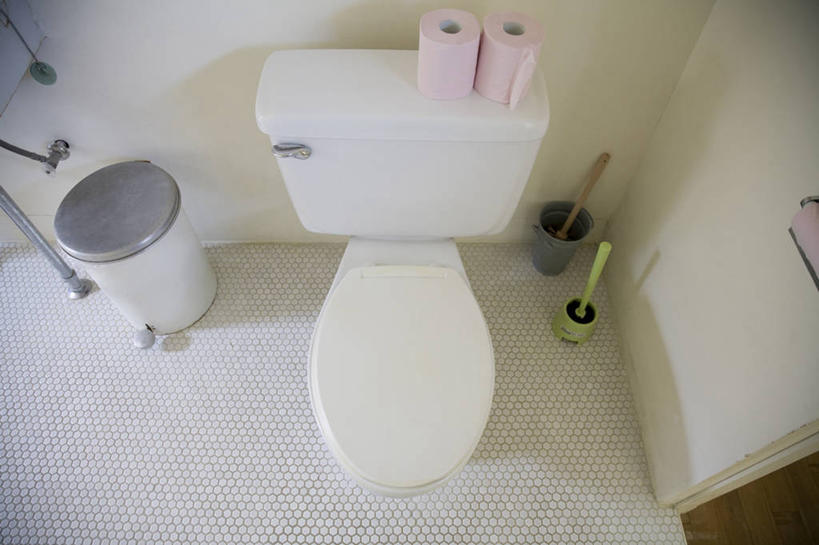 无人,家,横图,俯视,室内,白天,别墅,家具,生活用品,卫生间,洗手间,浴室,装修,建筑,欧式,阴影,环保,装饰,反射,工具,影子,纸,房屋,马桶,墙,屋子,公寓,垃圾桶,豪华,建设,现代,装潢,洋房,楼房,墙壁,墙面,住宅,容器,刷子,室内装潢,纸巾,日用品,座便器,能源,马桶刷,卫生纸,储藏,垃圾箱,样板房,明亮,回收,资源,舒适,家居装潢,储存,清洁用具,房屋设计,卫浴,地中海风格,古典风格,简约风格,利用,室内设计,低碳,宽敞,循环,样板房装潢,子孙桶,持续,生活用纸,设计,厕所,淋浴房,彩图,高角度拍摄,冲凉房,房子,沐浴间,沐浴室,贮存