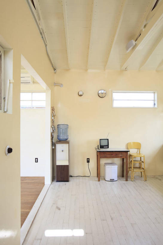 无人,家,客厅,竖图,室内,白天,正面,水,别墅,地板,家具,装修,建筑,电视,椅子,欧式,阴影,装饰,反射,电器,桶,液体,影子,塑料,房屋,木椅,墙,屋子,公寓,地面,豪华,饮用水,建设,现代,装潢,洋房,楼房,木地板,墙壁,墙面,住宅,容器,塑料制品,室内装潢,纯净水,矿泉水,储藏,塑料桶,样板房,明亮,起居室,舒适,家电,家居装潢,家用电器,饮水机,储存,彩电,桶装水,房屋设计,地中海风格,古典风格,简约风格,室内设计,蒸馏水,宽敞,样板房装潢,彩色电视机,显像管屏,显像管屏幕,客堂,设计,电视机,彩图,房子,贮存