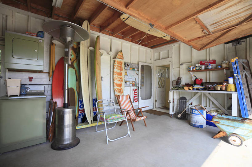 无人,家,横图,室内,白天,正面,门,椅子,阴影,光线,冲浪板,影子,房屋,墙,躺椅,屋子,置物架,运动器械,楼房,架子,墙壁,墙面,住宅,阳光,门框,打开,健身器械,沙滩椅,开启,陈列架,健身器材,搁架,冲浪装备,彩图,房子,运动器材