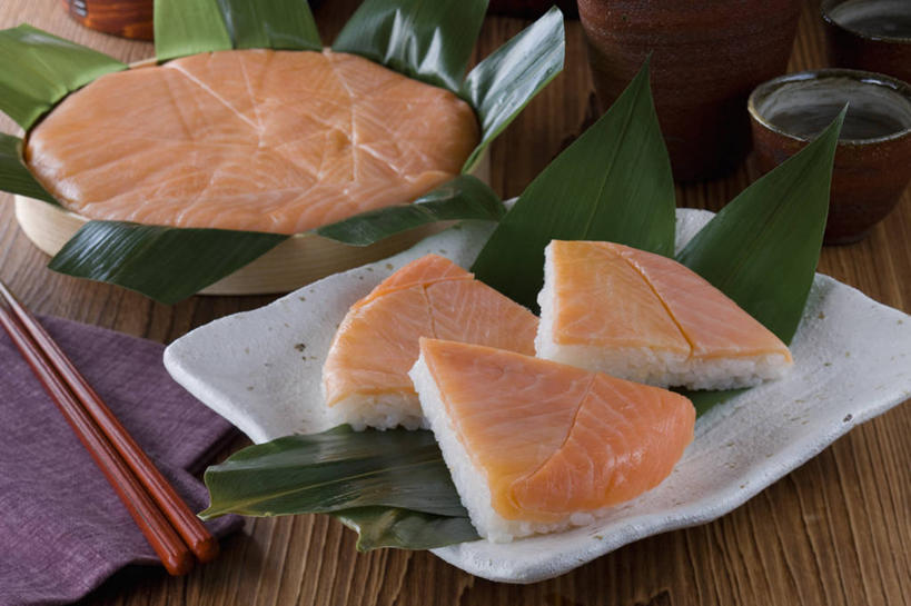 米饭,清酒,寿司,无人,横图,俯视,室内,特写,白天,烹饪,植物,餐桌,筷子,桌子,鳟鱼,餐具,叶子,一双,阴影,反射,碟子,盘,纹理,影子,陶瓷,肉,鱼肉,日本料理,料理,食品,绿叶,陶瓷制品,酒类,饭,文化,传统,菜肴,美食,肉类,酒,酒瓶,食物,饮料,绿色,盘子,餐巾,酒杯,瓶子,碟,日式料理,日式,嫩叶,佳肴,餐台,礼节,五谷,虹鳟,虹鳟鱼,醋饭,礼仪,肉食,肌理,鮅,赤眼鱼,红目鳟,红眼棒,四喜饭,保洁方巾,口布,叶,叶片,叶脉,进餐用具,野草鱼,彩图,高角度拍摄,清酒瓶