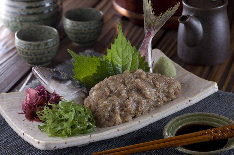 海鲜,清酒,无人,横图,俯视,室内,特写,白天,烹饪,植物,餐桌,筷子,桌子,餐具,叶子,一双,阴影,反射,粘稠,鱼,碟子,盘,纹理,影子,陶瓷,调料,肉,鱼肉,日本料理,料理,食品,绿叶,陶瓷制品,酒类,调味品,调味料,文化,传统,酱油,水产,菜肴,美食,肉类,鱼类,海洋生物,酒,酒瓶,食物,饮料,绿色,盘子,酒杯,瓶子,碟,日式料理,日式,嫩叶,佳肴,餐台,礼节,水生动物,海产品,礼仪,水生物,肉食,黏稠,海底动物,肌理,浓厚,豉油,叶,叶片,叶脉,进餐用具,彩图,高角度拍摄,鱼浆,清酒瓶