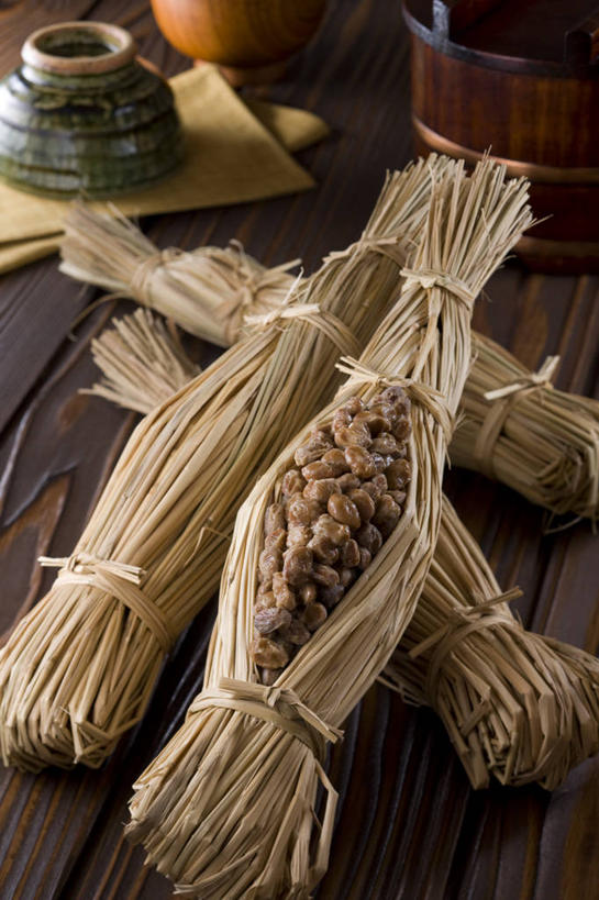 无人,竖图,俯视,室内,特写,白天,烹饪,植物,桌面,桌子,豆,大豆,蔬菜,许多,阴影,新鲜,反射,木制,影子,陶瓷,豆类,豆子,毛豆,日本料理,料理,食品,稻草,陶瓷制品,很多,菜肴,美食,饮食,食物,木制品,容器,碗,日式料理,健康,日式,佳肴,有机食品,绿色食品,储藏,纳豆,豆制品,储存,发酵,豆科,枝豆,酱豆,黄豆,彩图,高角度拍摄,贮存