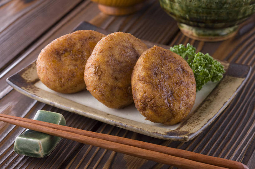 点心,煎饼,无人,横图,俯视,室内,特写,白天,烹饪,筷子,桌面,桌子,餐具,叶子,一排,一双,阴影,整齐,装饰,反射,木制,碟子,盘,影子,油炸,日本料理,料理,食品,绿叶,筷架,筷枕,文化,传统,饼,小吃,菜肴,美食,食物,糕点,排列,两个,三个,盘子,木制品,碟,日式料理,日式,金色,嫩叶,佳肴,礼节,华丽,修饰,筷子架,点缀,配菜,队列,礼仪,土豆饼,衬托,美观,雅致,雅观,叶,叶片,进餐用具,彩图,高角度拍摄,马铃薯煎饼,土豆煎饼