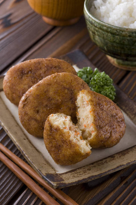 点心,煎饼,无人,竖图,俯视,室内,特写,白天,烹饪,筷子,桌面,桌子,餐具,叶子,一排,一双,阴影,整齐,装饰,反射,木制,碟子,盘,影子,陶瓷,谷类,谷物,油炸,日本料理,料理,食品,绿叶,筷架,陶瓷制品,米,筷枕,文化,传统,大米,饼,小吃,菜肴,美食,食物,糕点,排列,三个,盘子,木制品,容器,碟,碗,日式料理,日式,金色,嫩叶,佳肴,储藏,礼节,华丽,修饰,筷子架,点缀,配菜,储存,队列,礼仪,土豆饼,衬托,美观,雅致,雅观,叶,叶片,进餐用具,彩图,高角度拍摄,马铃薯煎饼,土豆煎饼,贮存