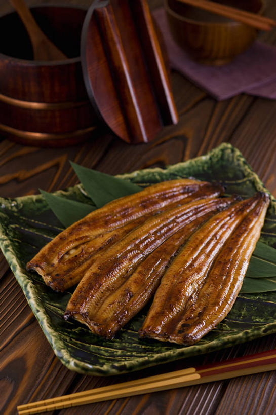 鳗鱼,无人,竖图,俯视,室内,特写,白天,烹饪,筷子,桌面,桌子,鳗鲡,餐具,叶子,一双,阴影,反射,木制,碟子,盘,影子,烤鱼,肉,鱼肉,日本料理,料理,食品,绿叶,文化,传统,菜肴,美食,肉类,食物,一个,紫色,盘子,餐巾,木制品,碟,日式料理,日式,嫩叶,佳肴,单个,礼节,康吉鳗,礼仪,肉食,河鳗,白鳗,青鳝,风馒,保洁方巾,口布,叶,叶片,进餐用具,白鳝,彩图,高角度拍摄