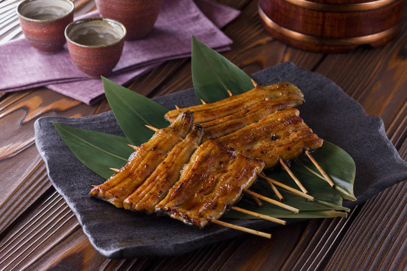 鳗鱼,清酒,无人,横图,俯视,室内,特写,白天,烹饪,筷子,桌面,桌子,鳗鲡,餐具,叶子,一双,阴影,反射,木制,碟子,盘,影子,陶瓷,烤鱼,肉,鱼肉,日本料理,料理,食品,绿叶,陶瓷制品,酒类,文化,传统,菜肴,美食,肉类,酒,酒瓶,食物,饮料,紫色,盘子,餐巾,木制品,瓶子,碟,日式料理,四个,日式,嫩叶,佳肴,礼节,康吉鳗,礼仪,肉食,河鳗,白鳗,青鳝,风馒,保洁方巾,口布,叶,叶片,进餐用具,白鳝,彩图,高角度拍摄,清酒瓶