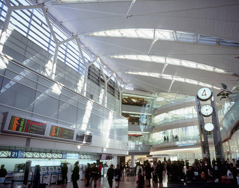 东方人,机场,走,横图,室内,白天,仰视,旅游,度假,显示器,窗户,标志建筑,地标,飞机场,建筑,东京,日本,亚洲,行人,游客,游人,阴影,服装,光线,日文,标志,屏幕,文字,影子,字符,墙,走道,走廊,过道,灯光,许多人,休闲装,黄种人,娱乐,标识,显示屏,建设,路人,旅客,玻璃窗,墙壁,墙面,衣服,一群人,享受,休闲,休闲服,旅游胜地,放松,服饰,输出设备,东亚,本州,关东地方,本州岛,日本国,东京都,日语,羽田机场,过客,大田区,东京国际机场,东京羽田航空港,男人,男性,年轻男性,年轻女性,女人,女性,亚洲人,航空站,空港,步行,散步,走路,半身,彩图,低角度拍摄