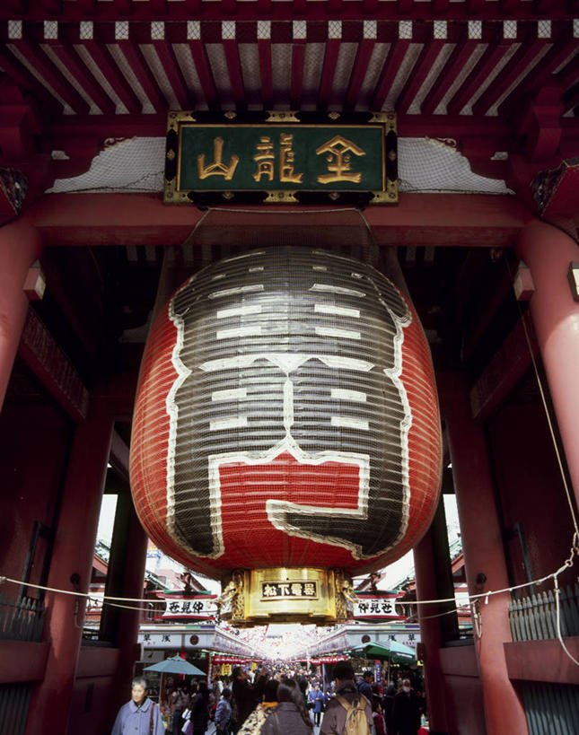 无人,寺庙,竖图,室外,白天,仰视,旅游,度假,名胜古迹,标志建筑,地标,建筑,照明,雕塑,东京,日本,亚洲,阴影,节日,遗迹,艺术,装饰,光线,标志,灯笼,雕刻,牌匾,文字,影子,纸灯笼,柱子,字符,古迹,文化,文物,娱乐,标识,建设,古建筑,红色,阳光,工艺品,灯具,庙宇,祈祷,享受,休闲,健康,汉字,浅草寺,旅游胜地,放松,许愿,宗教,佛教,信仰,纪念,祈求,照亮,美术,照明设备,中文,主题,陈列,古文明,东亚,本州,关东地方,本州岛,日本国,东京都,浅草雷门观音寺,浅草观音寺,金龙山浅草寺,功能,美学,国文,华文,释教,浅草,台东区,平安,彩图,低角度拍摄,庙,寺