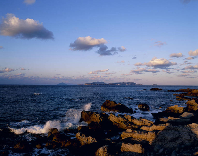 无人,横图,室外,白天,正面,旅游,度假,海浪,海洋,石头,美景,水,东京,日本,亚洲,阴影,飞溅,溅,光线,石子,液体,影子,景观,浪花,水滴,水平线,云,云朵,辽阔,海平线,云彩,娱乐,水珠,蓝色,白云,蓝天,天空,阳光,自然,海水,天,享受,休闲,广阔,景色,放松,晴朗,一望无际,喷洒,自然风光,海景,东亚,本州,关东地方,本州岛,日本国,东京都,无边无际,一马平川,豆南诸岛,伊豆七岛,伊豆群岛,大海,风浪,海,海水的波动,近岸浪,石块,岩石,涌浪,晴空,彩图,新岛,水天相接,水天一线