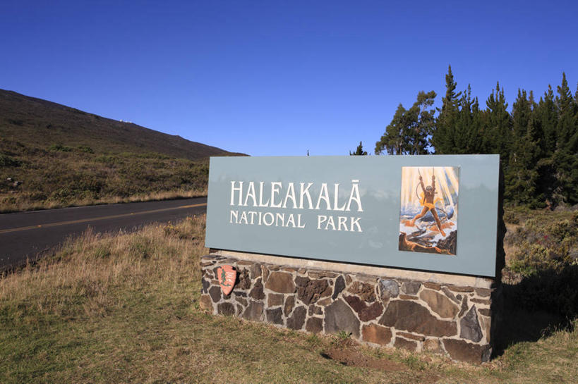 无人,公园,横图,室外,白天,正面,旅游,度假,草地,草坪,岛屿,美景,植物,夏威夷,美国,阴影,光线,英文,标志,文字,影子,字符,字母,景观,娱乐,标识,草,树,树木,蓝色,绿色,蓝天,天空,阳光,自然,天,享受,休闲,景色,放松,生长,晴朗,成长,英文字母,北美,北美洲,国家公园,自然风光,美洲,万里无云,夏威夷州,爱洛哈之州,北亚美利加洲,亚美利加洲,哈雷阿卡拉国家公园,列岛,群岛,诸岛,晴空,晴空万里,彩图,毛伊岛,茂伊岛,茂宜岛,山谷之岛