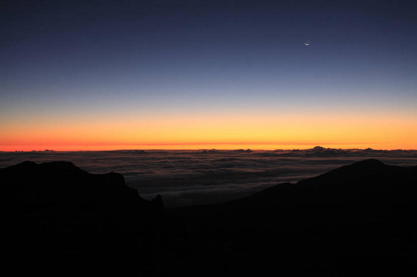 无人,公园,横图,室外,白天,正面,旅游,度假,日出,岛屿,海浪,海洋,美景,沙滩,太阳,夏威夷,美国,沙子,海岸,景观,浪花,水平线,辽阔,朝霞,晨曦,海平线,黎明,沙地,背光,娱乐,阳光,自然,海水,享受,休闲,广阔,景色,放松,一望无际,北美,北美洲,国家公园,自然风光,美洲,逆光,海景,夏威夷州,爱洛哈之州,北亚美利加洲,亚美利加洲,无边无际,一马平川,哈雷阿卡拉国家公园,大海,风浪,海,海水的波动,海滩,近岸浪,列岛,群岛,涌浪,诸岛,朝阳,彩图,卯时,破晓,日始,水天相接,水天一线,毛伊岛,茂伊岛,茂宜岛,山谷之岛