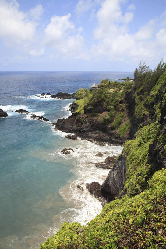 无人,竖图,俯视,室外,白天,旅游,度假,草地,草坪,岛屿,海浪,海洋,石头,美景,植物,夏威夷,美国,阴影,光线,石子,影子,景观,浪花,水平线,悬崖,云,云朵,辽阔,海平线,云彩,娱乐,草,蓝色,绿色,白云,蓝天,天空,阳光,自然,海水,天,享受,休闲,广阔,景色,放松,晴朗,一望无际,北美,北美洲,自然风光,美洲,海景,夏威夷州,爱洛哈之州,北亚美利加洲,亚美利加洲,绝壁,无边无际,一马平川,大海,风浪,海,海水的波动,近岸浪,列岛,群岛,石块,岩石,涌浪,诸岛,晴空,彩图,高角度拍摄,哈纳,水天相接,水天一线,毛伊岛,茂伊岛,茂宜岛,山谷之岛