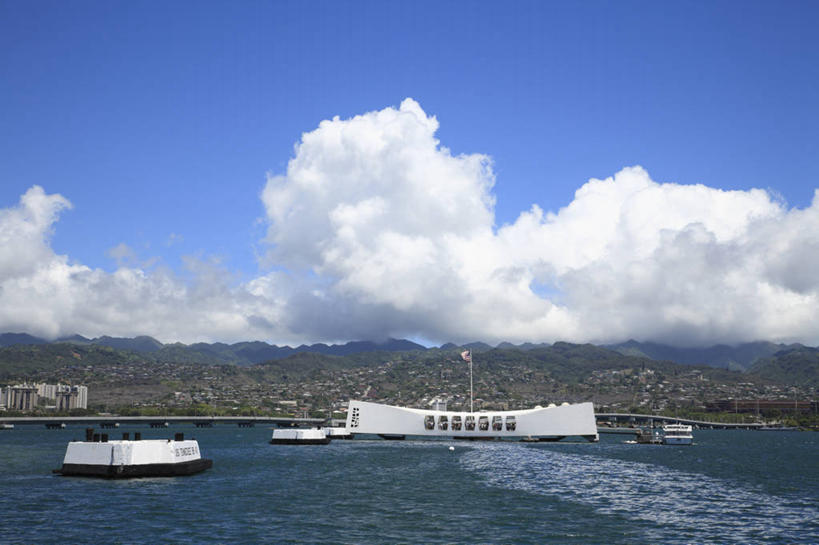 无人,横图,室外,白天,正面,旅游,度假,岛屿,海浪,海洋,标志建筑,城市,地标,建筑,轮船,船,夏威夷,美国,阴影,波纹,飞溅,溅,光线,液体,影子,浪花,水滴,云,云朵,云彩,娱乐,建设,水珠,蓝色,白云,蓝天,水纹,天空,阳光,海水,船尾波,交通工具,波浪,天,享受,休闲,旅游胜地,放松,晴朗,北美,北美洲,喷洒,载具,美洲,海景,瓦胡岛,欧胡岛,火奴鲁鲁,首府,欧湖岛,夏威夷州,爱洛哈之州,亚利桑那纪念馆,亚利桑那号纪念馆,北亚美利加洲,亚美利加洲,聚集之岛,檀香山市,国家陵园,亚利桑那战舰纪念馆,大海,风浪,海,海水的波动,近岸浪,列岛,群岛,涌浪,诸岛,晴空,彩图,檀香山