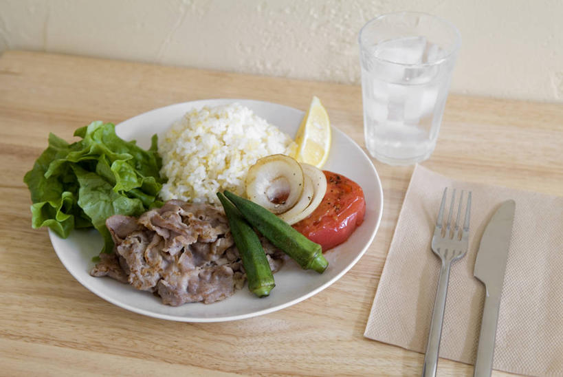 无人,横图,俯视,室内,特写,白天,烧烤,桌面,桌子,蔬菜,西红柿,洋葱,杯子,餐具,一堆,许多,阴影,堆叠,堆积,新鲜,反射,木制,叉子,刀叉,刀子,碟子,盘,影子,谷类,谷物,肉,食品,烤架,烤肉,米,很多,猪肉,大米,肉类,玻璃制品,食物,红色,绿色,盘子,餐巾,木制品,水杯,碟,四个,铁架,有机食品,绿色食品,堆,玉葱,餐刀,肉食,餐叉,豚肉,保洁方巾,口布,洋葱丝,玻璃杯,进餐用具,圆葱,洋柿子,洋葱头,球葱,柑仔蜜,番茄,葱头,臭柿,彩图,高角度拍摄,六月柿,喜报三元