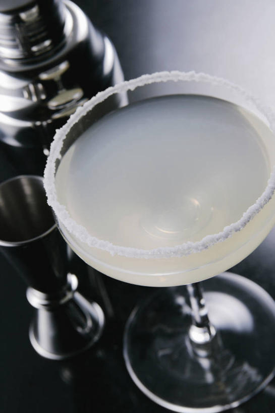 无人,竖图,俯视,室内,特写,白天,餐桌,桌子,杯子,阴影,朦胧,模糊,反射,高脚杯,影子,调酒器,酒类,一杯,文化,玻璃制品,酒,饮料,两个,酒杯,鸡尾酒,调酒,餐台,创造,调酒壶,想象,鸡尾酒杯,调酒瓶,雪克杯,雪克壶,摇酒壶,摇酒器,玻璃杯,彩图,高角度拍摄