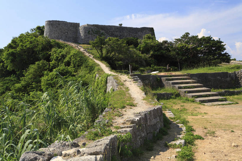 无人,横图,室外,白天,正面,旅游,度假,草地,草坪,石头,名胜古迹,植物,楼梯,标志建筑,地标,建筑,日本,亚洲,阴影,遗迹,光线,石子,影子,堡垒,城堡,阶梯,云,云朵,云彩,古迹,文物,娱乐,建设,冲绳,古建筑,台阶,草,树,树木,蓝色,绿色,白云,蓝天,天空,阳光,自然,天,享受,休闲,旅游胜地,放松,生长,晴朗,成长,冲绳县,要塞,古文明,东亚,琉球群岛,冲绳岛,日本国,九州地方,设防,冲绳群岛,石块,岩石,晴空,彩图,冲绳本岛,琉球列岛,宇流麻市