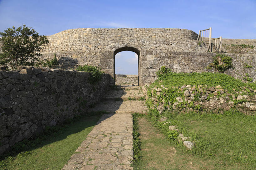 无人,横图,室外,白天,正面,旅游,度假,草地,草坪,石头,名胜古迹,植物,门,标志建筑,地标,建筑,日本,亚洲,阴影,遗迹,光线,石子,影子,堡垒,城堡,墙,云,云朵,云彩,古迹,文物,娱乐,建设,冲绳,古建筑,废墟,墙壁,墙面,草,树,树木,蓝色,绿色,白云,蓝天,天空,阳光,自然,门框,天,享受,休闲,旅游胜地,放松,生长,晴朗,成长,冲绳县,要塞,公式,古文明,东亚,琉球群岛,冲绳岛,日本国,九州地方,设防,冲绳群岛,石块,岩石,晴空,彩图,冲绳本岛,琉球列岛,中城城,中城村