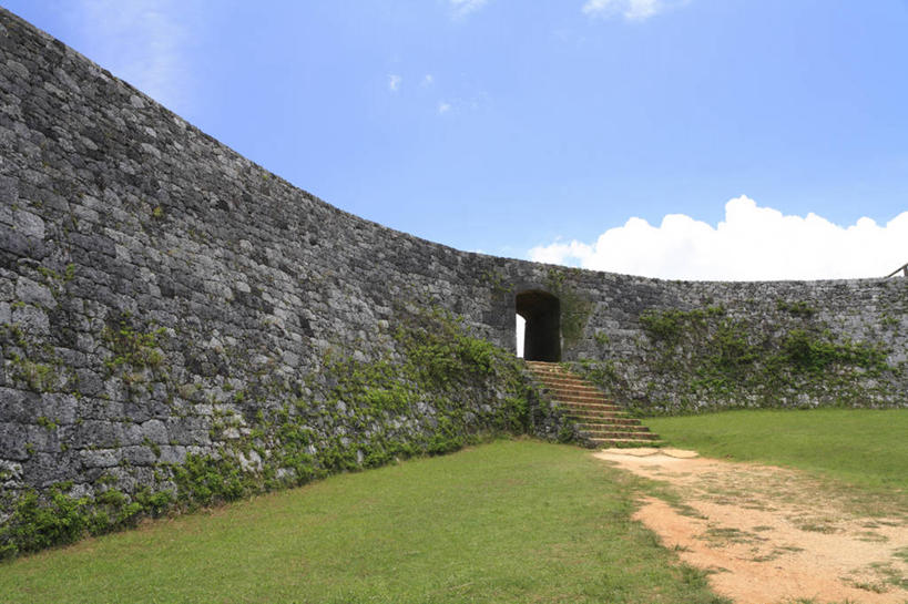 无人,横图,室外,白天,正面,旅游,度假,草地,草坪,石头,名胜古迹,植物,门,标志建筑,地标,建筑,日本,亚洲,阴影,遗迹,光线,石子,影子,堡垒,城堡,墙,云,云朵,青苔,苔藓,云彩,古迹,文物,娱乐,建设,冲绳,古建筑,废墟,墙壁,墙面,草,蓝色,绿色,白云,蓝天,天空,阳光,门框,天,享受,休闲,旅游胜地,放松,晴朗,冲绳县,要塞,古文明,东亚,琉球群岛,冲绳岛,日本国,九州地方,设防,冲绳群岛,石块,岩石,晴空,彩图,冲绳本岛,读谷村,琉球列岛,中头郡,座喜味城