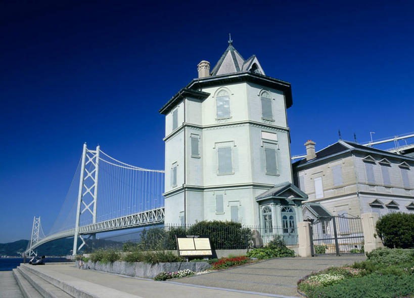 无人,家,横图,室外,白天,仰视,旅游,度假,草地,草坪,植物,标志建筑,大桥,地标,建筑,立交桥,桥梁,日本,亚洲,阴影,光线,影子,房屋,屋子,高架,斜拉桥,桥,娱乐,建设,楼房,住宅,草,树,树木,蓝色,绿色,蓝天,天空,阳光,自然,天,享受,休闲,旅游胜地,放松,生长,晴朗,成长,东亚,本州,万里无云,本州岛,日本国,近畿地方,近畿,兵库,兵库县,神户,神户市,神戸,县厅,神戸市,淡路岛,明石海峡,明石海峡大桥,晴空,晴空万里,彩图,低角度拍摄,房子,孙文纪念馆