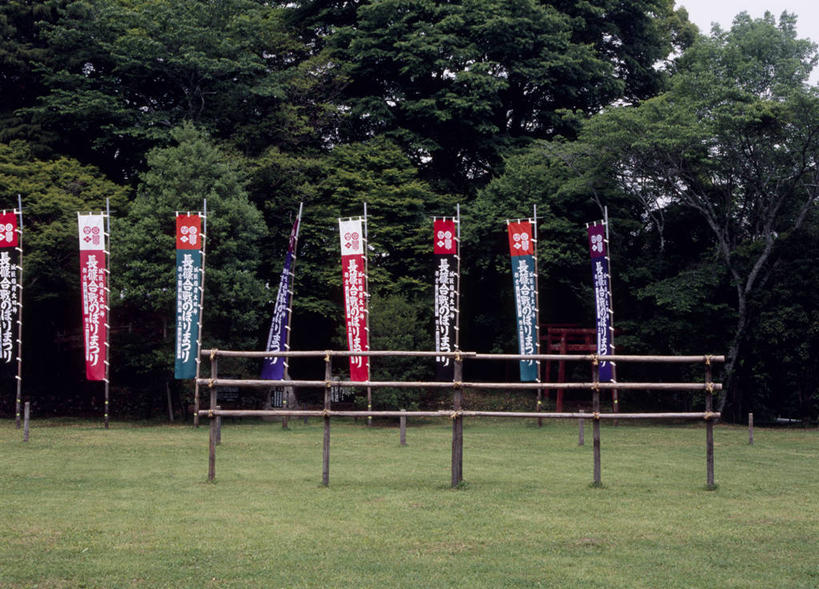 无人,横图,室外,白天,正面,旅游,度假,草地,草坪,名胜古迹,植物,标志建筑,地标,建筑,旗帜,爱知县,日本,亚洲,一排,吊挂,悬挂,遗迹,整齐,堡垒,城堡,挂,古迹,文物,娱乐,旗子,建设,古建筑,草,树,树木,排列,绿色,自然,享受,休闲,旅游胜地,放松,生长,成长,要塞,队列,古文明,东亚,本州,本州岛,日本国,中部地方,爱知,旌旗,旗号,设防,彩图,新城,新城市,长筱城