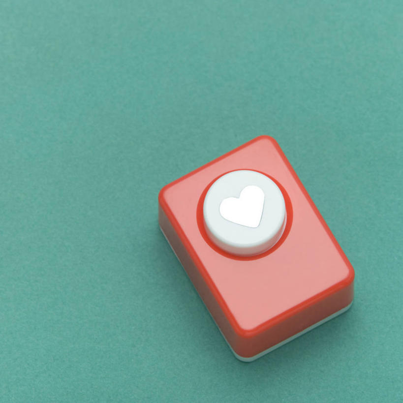 无人,方图,俯视,室内,特写,白天,静物,连接,绿色背景,阴影,组合,反射,影子,办公用品,一个,红色,摄影,影棚,单个,链接,装订,拼接,杠杆,拼凑,打孔机,打孔器,拼合,凑集,聚合,撮合,链结,缝合,彩图,高角度拍摄,影棚拍摄,拍摄