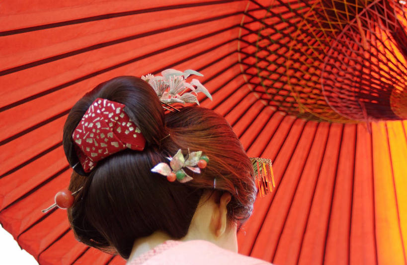 东方人,头,头发,一个人,横图,室外,特写,白天,仰视,幸福,亚洲,仅一个年轻女性,仅一个女性,仅一个人,一把,阴影,装饰,光线,伞,头饰,影子,雨伞,纸伞,古典,油纸伞,黄种人,文化,发簪,红色,黑色,阳光,发饰,饰品,纪念,华丽,修饰,吉祥,点缀,古朴,艺妓,配饰,衬托,美观,雅致,雅观,簪子,艺伎,芸妓,芸者,平安,年轻女性,女人,女性,亚洲人,头部,长发,直发,半身,彩图,低角度拍摄
