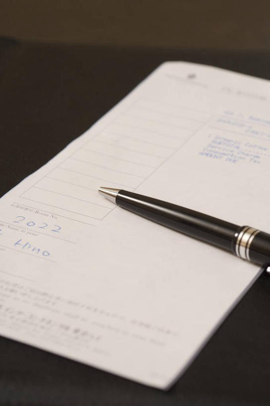 无人,竖图,俯视,室内,特写,白天,桌子,静物,一张,阴影,反射,笔,影子,办公用品,水笔,文具,学习用品,账单,文具用品,一支,票据,发票,小票,彩图,高角度拍摄,收据