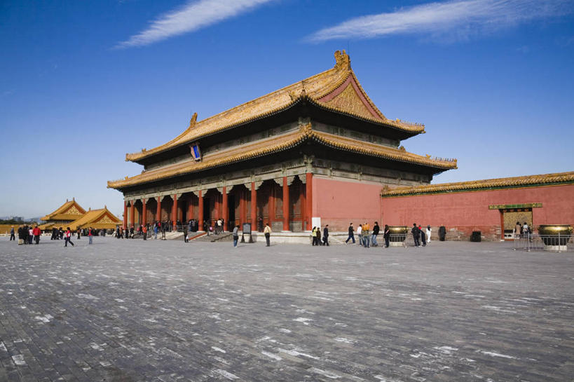 东方人,故宫,宫殿,站,走,横图,室外,白天,仰视,旅游,度假,名胜古迹,标志建筑,地标,建筑,雕塑,北京,中国,亚洲,行人,游客,游人,阴影,服装,遗迹,艺术,装饰,光线,标志,雕刻,牌匾,瓦片,文字,影子,柱子,字符,屋顶,云,云朵,首都,许多人,云彩,顶棚,瓦,注视,休闲装,黄种人,古迹,文化,文物,娱乐,标识,建设,古建筑,路人,旅客,衣服,蓝色,白云,蓝天,天空,阳光,工艺品,紫禁城,天,观察,看,站着,一群人,享受,休闲,休闲服,汉字,旅游胜地,放松,建造,服饰,晴朗,观看,纪念,美术,察看,权利,关注,中文,主题,陈列,古文明,东亚,屋瓦,中华人民共和国,北京市,京,北平,华北地区,功能,美学,国文,华文,北京故宫博物院,保和殿,过客,男人,男性,年轻男性,年轻女性,女人,女性,亚洲人,晴空,步行,散步,站立,走路,彩图,低角度拍摄,全身