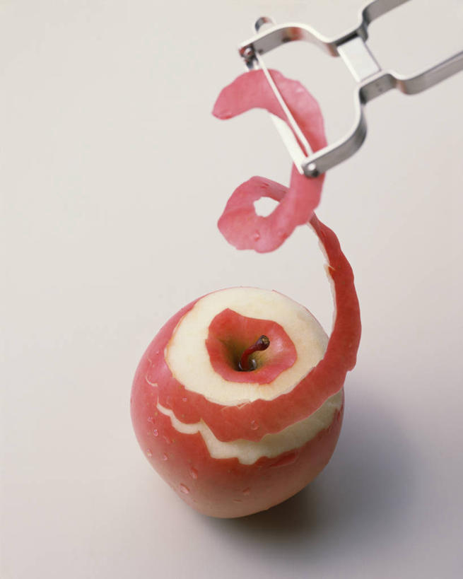 无人,竖图,俯视,室内,特写,白天,白色背景,苹果,水果,金属制品,阴影,新鲜,反射,金属,工具,影子,生食,食品,果实,刀具,食物,一个,红色,刀,红苹果,剥皮,摄影,有机食品,绿色食品,影棚,单个,削皮刀,彩图,高角度拍摄,影棚拍摄,拍摄,去皮刀